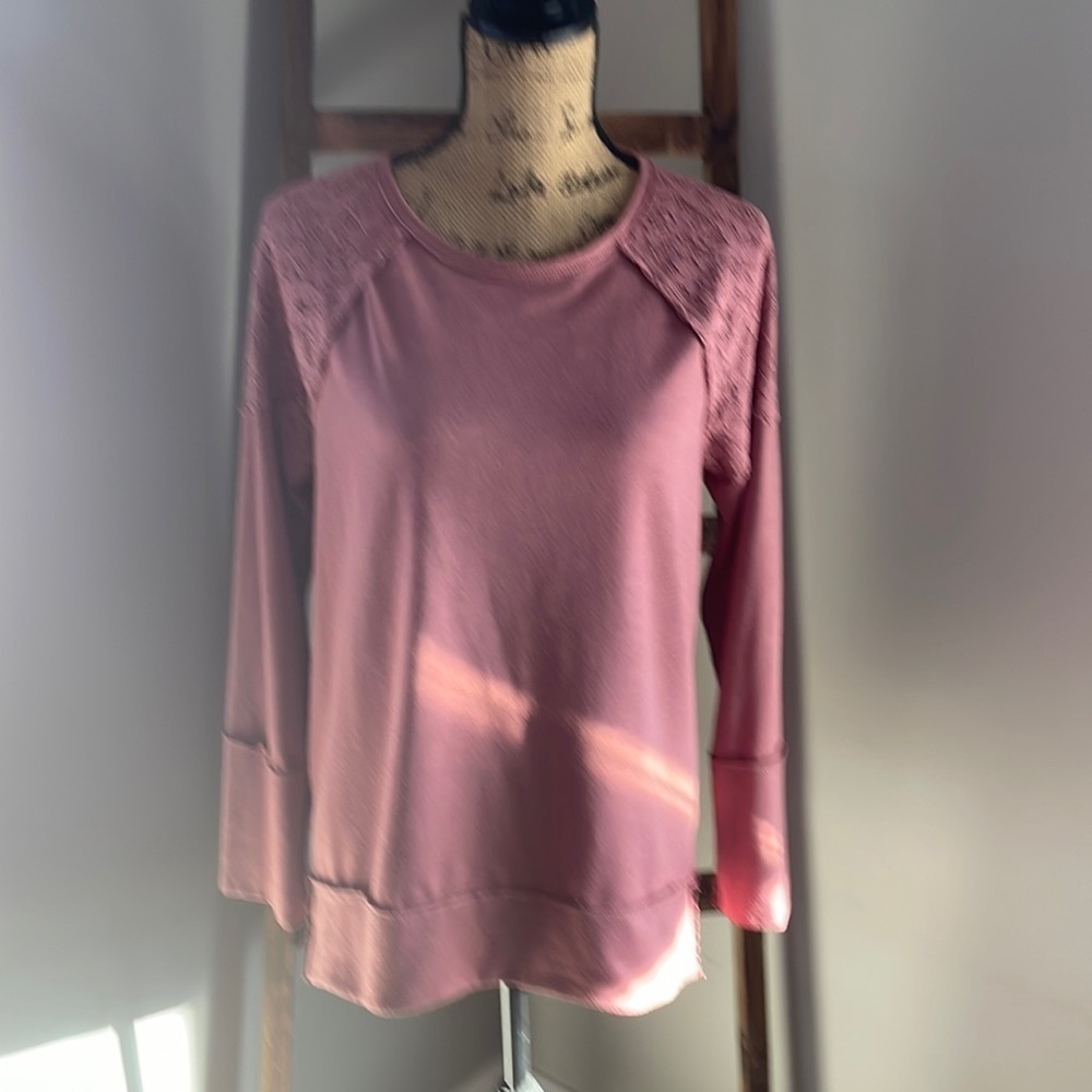 Mauve colored top with shoulder lace detail. Like new!!!